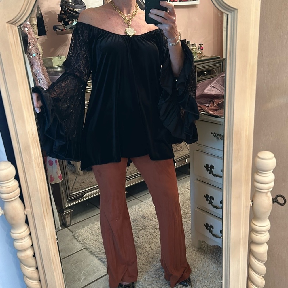 2 tee Couture Velvet lace sleeve top